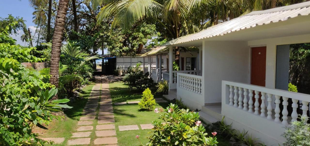 Hotel La Riviere Morjim Exterior foto